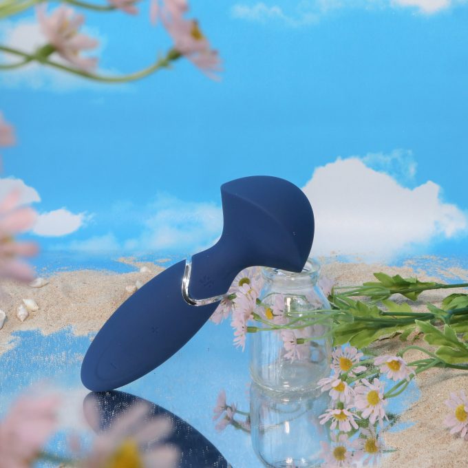 Satisfyer Mini Wand-er (Lifestyle Photo 1)