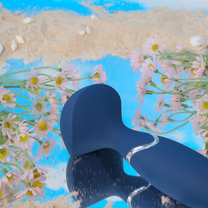Satisfyer Mini Wand-er (Lifestyle Photo 2)