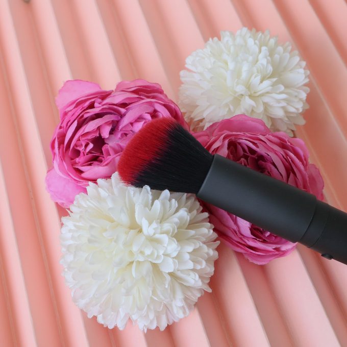 Misty Makeup Brush Vibrator (Lifestyle Photo 2)