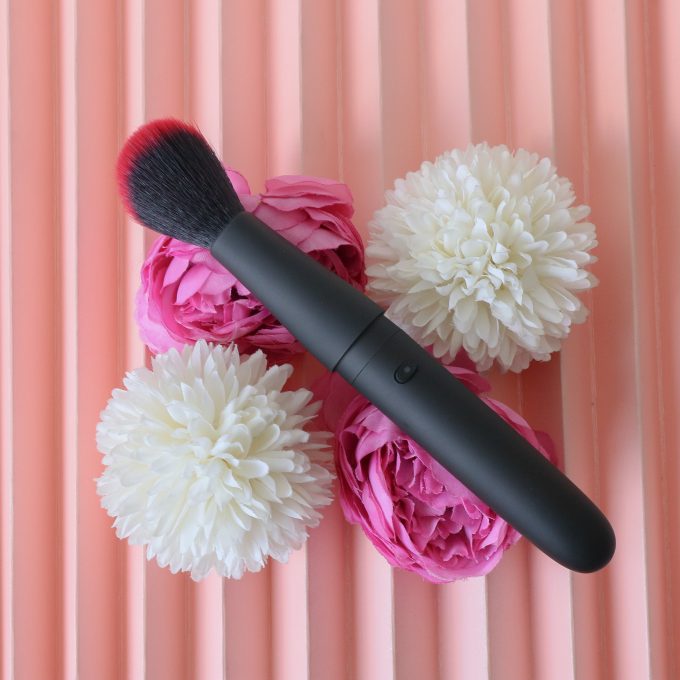 Misty Makeup Brush Vibrator (Lifestyle Photo 1)